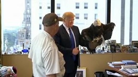 Trump sostiene al águila en su brazo. 