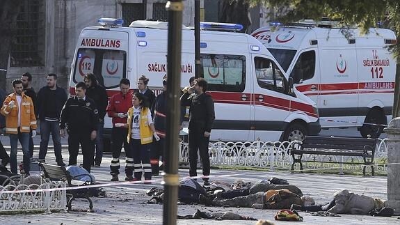 Imagen de varios cuerpos en el lugar del atentado. 