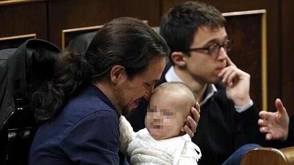 Pablo Iglesias sosteniendo al bebé de Carolina Bescansa.