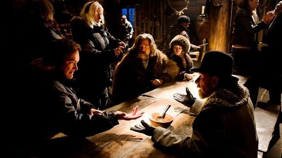 Quentin Tarantino charla con Tim Roth.