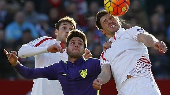 Krychowiak (d) lucha por un balón ante el Málaga. 