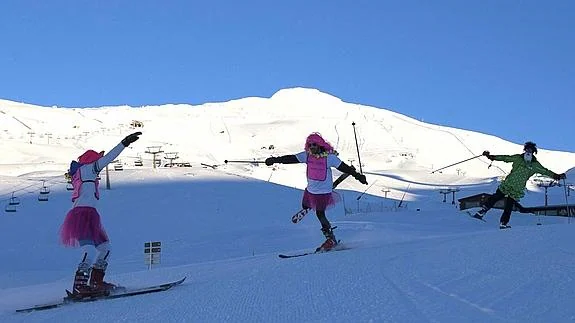 Esquiadores disfrazados durante una de las últimas ediciones de Sierra Nevada