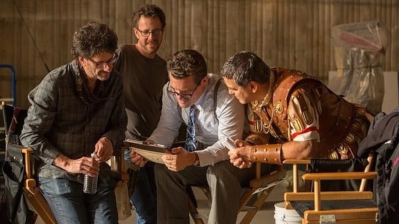 Los hermanos Coen, junto a Josh Brolin y George Clooney, durante el rodaje de '¡Ave, César!'. 