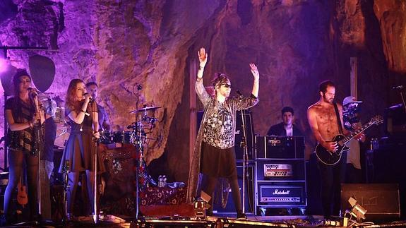 Crystal Fighters, durante el concierto que dieron en las cuevas de Zugarramurdi en 2013. 