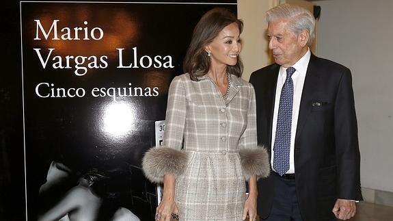 Mario Vargas Llosa e Isabel Preysler en la presentación de 'Cinco esquinas'.