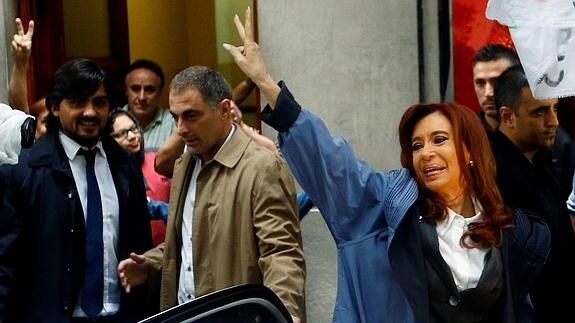 Cristina Fernandez de Kirchner saluda a sus seguidores.