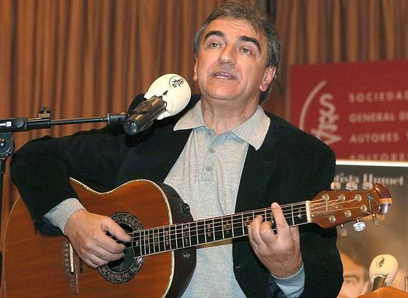 El cantautor, durante la presentación de su disco 'Sólo bajé a comprar tabaco', en 2004.