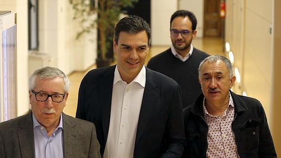 Pedro Sánchez (c), junto a los líderes de CCOO y UGT.