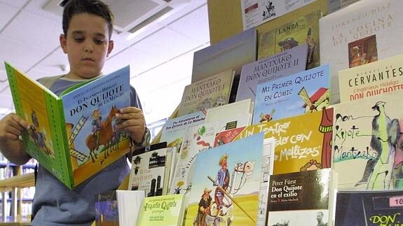 Un niño lee un libro infantil de El Quijote.