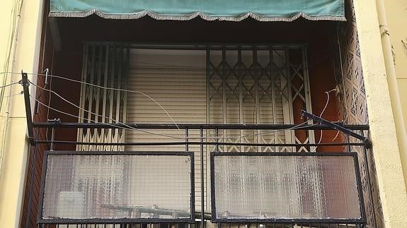 Terraza de uno de los pisos, en el barrio granadino de La Chana, que ha sido registrado hoy. 