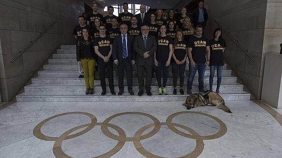 Varios deportistas de la UCAM posan en la sede del COE. 