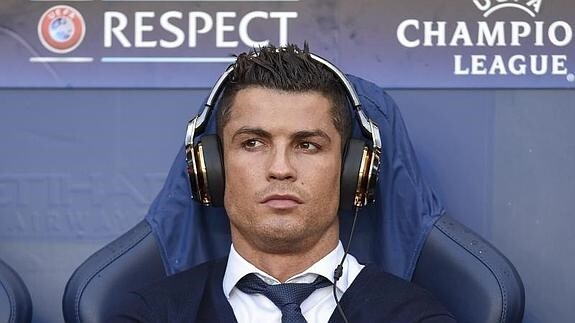 Cristiano Ronaldo, en el banquillo del Etihad tras confirmarse su baja. 