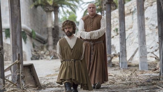 Tyrion Lannister y Varys, en una escena de la sexta temporada. 