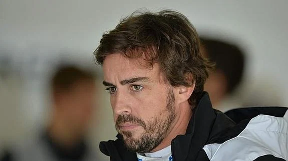 Alonso concentrado antes en su garaje