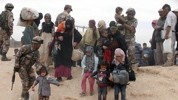 Refugiados sirios llegan a un campamento en el paso fronterizo de Al-Hadalat. 