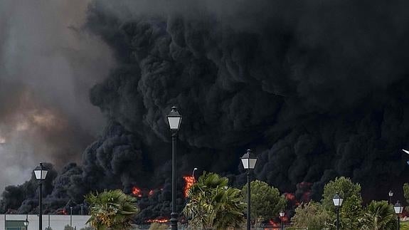 El humo rodea los edificios de Seseña. 