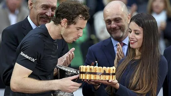 Murray, con su tarta de cumpleaños tras ganar a Djokovic. 