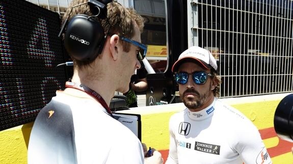 Fernando Alonso conversa con un mecánico en Montmeló. 
