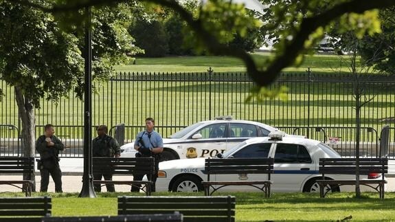 Agentes de policía, frente a la Casa Blanca.