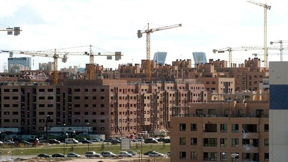 Construcción de viviendas en el barrio de San Chinarro, en la zona Norte de Madrid.