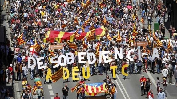 Manifestación en contra de la suspensión de diversas leyes catalanas por parte del Tribunal Constitucional.