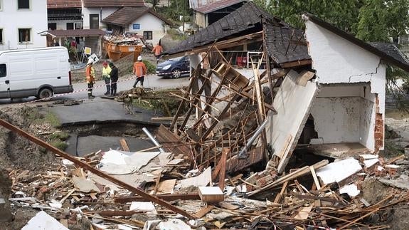 Vista de los daños provocados en un vecindario tras las lluvias torrenciales caídas en Untertuerken, Alemania.
