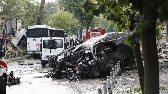 Policías y bomberos inspeccionan el lugar del atentado.