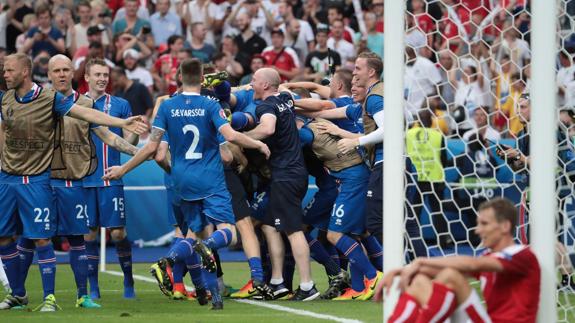 Los islandeses celebran el gol del triunfo. 