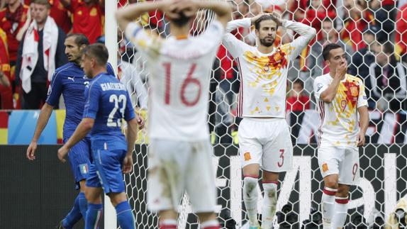 Jgadores de España e Italia durante el partido de octavos de final de la Eurocopa de Francia 2016.