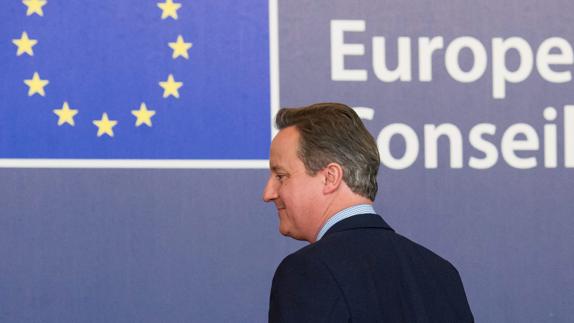 El primer ministro británico, David Cameron, se retira al final del primer día de la Cumbre Europea en Bruselas.