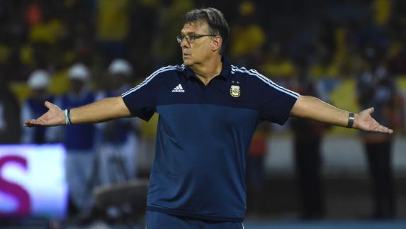 Martino dirige a Argentino en un partido. 