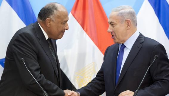 Sameh Shoukry (i) estrecha la mano de Benjamin Netanyahu.
