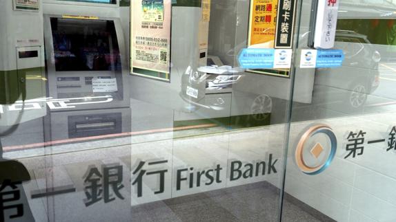 Un cajero automático temporalmente clausurado en una sucursal de la entidad First Bank en Taipei.