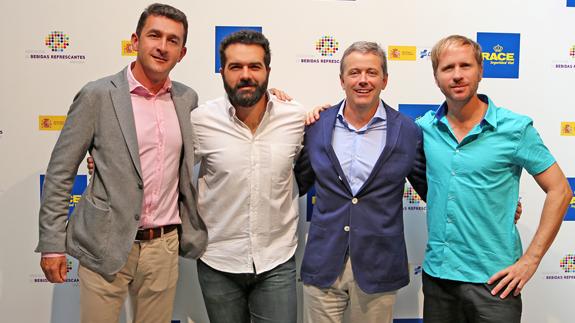 El presidente de Seguridad Vial de RACE, Tomás Santa, y de ANFABRA, John Rigau, junto a los actores Alfonso Sánchez y Alberto López.