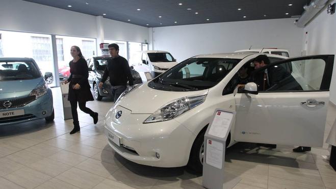 Los futuros planes de ayuda a la compra de automóviles podrían estar enfocados a los vehículos movidos por energías alternativas, como el eléctrico de la imagen.