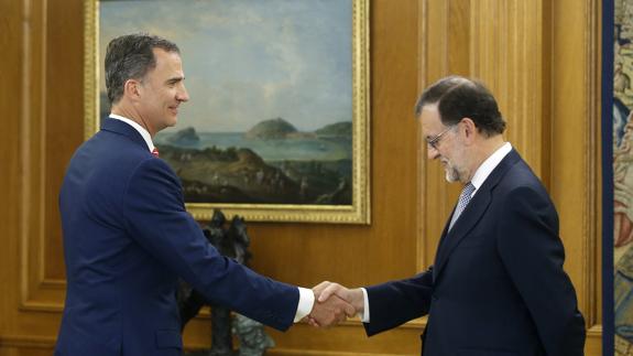 Felipe VI, junto a Mariano Rajoy. 