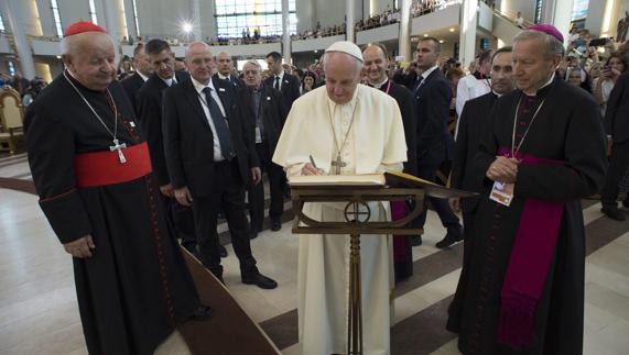 El papa Francisco, visita la Iglesia de san Francisco en Cracovia.