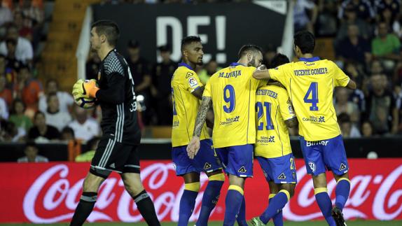 Los jugadores de Las Palmas celebran uno de los goles en Mestalla. 