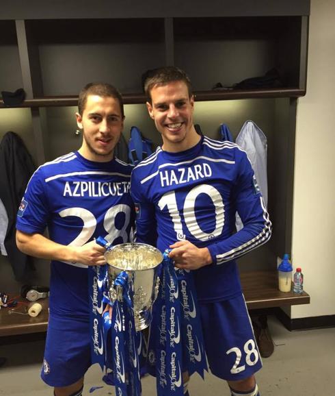 Hazard (i) y Azpilicueta (d) posan con las camisetas cambiadas. 