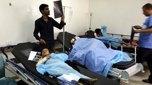 Varios heridos reciben tratamiento médico en un hospital tras un ataque aéreo en Saná. 