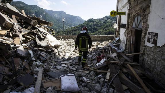 Un bombero en el epicentro del terremoto de Italia.