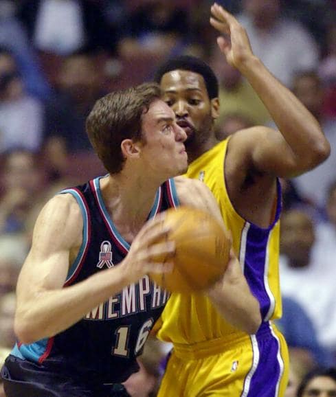 Horry (d) defiende a Pau Gasol.