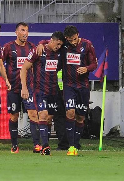 Pedro León (d) es felicitado tras su gol. 