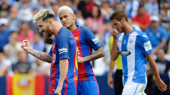 Lionel Messi (izq), durante el partido contra el Leganés. 