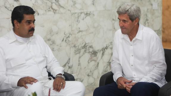 Maduro y Kerry, durante la reunión que mantuvieron en Cartagena (Colombia). 