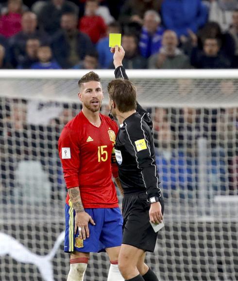 El alemán Felix Brych amonesta a Sergio Ramos.