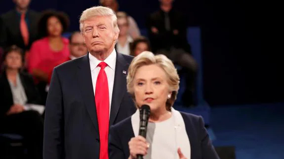 Trump observa a Clinton durante el debate.