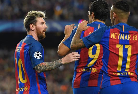 Messi celebra un gol con sus compañeros.  