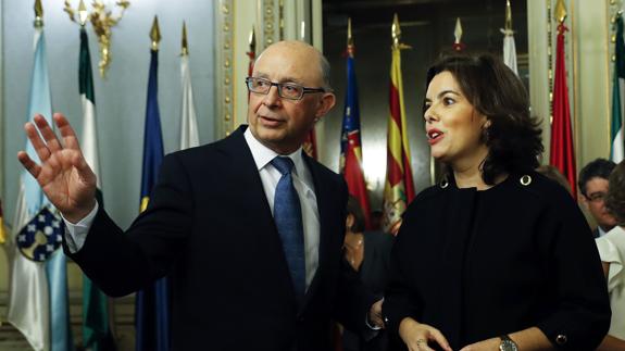 El ministro de Hacienda, Cristóbal Montoro, junto a la vicepresidenta del Gobierno, Soraya Sáenz de Santamaría