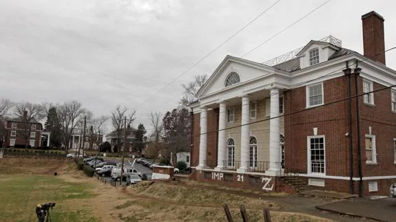 La casa de una hermandad en el campus.